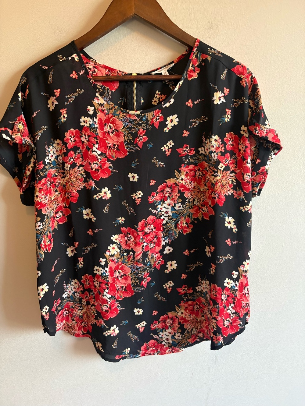 Maurices Black Red Floral Blouse Women’s M Short Sleeve Back Zip Boho Top